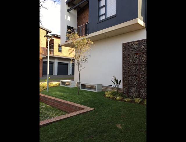 2 BEDROOM PROPERTY TO RENT IN MENLO PARK